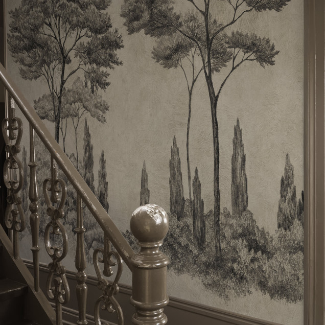 Tapet cu design grafic de arbori într-o cameră de zi elegantă.