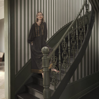 Tapet cu dungi verticale verde padure