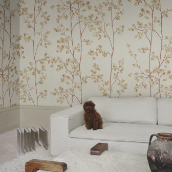 Tapet bej cu design floral elegant într-un living modern