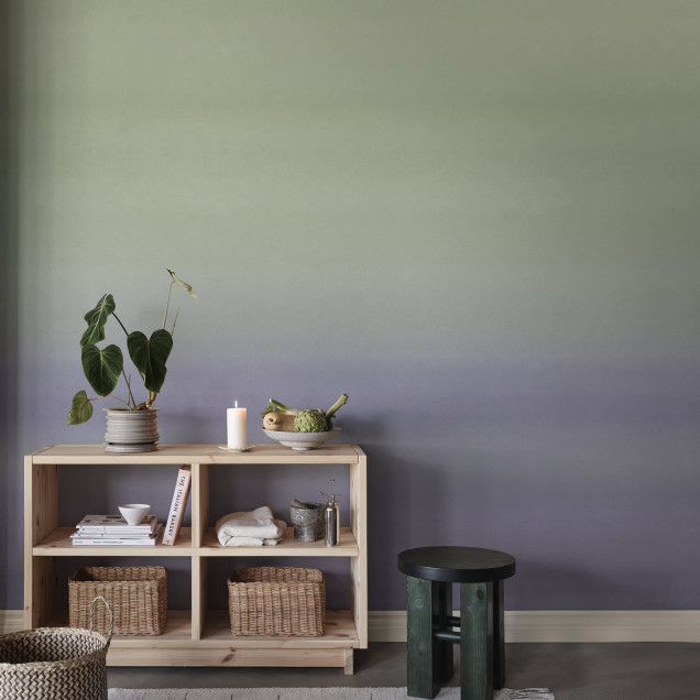 Tapet cu gradient de culoare verde-mov aplicat pe perete