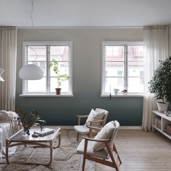 Tapet degradé albastru deschis într-un living modern