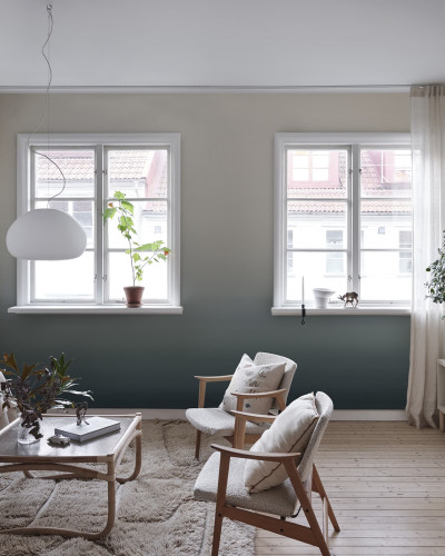 Tapet degradé albastru deschis într-un living modern