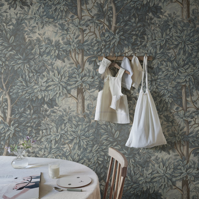 Tapet cu design de pădure albastră într-un interior modern