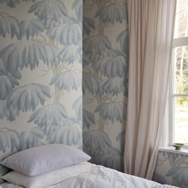 Tapet cu design floral albastru într-o cameră elegantă