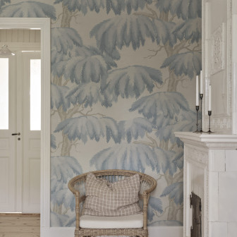 Tapet cu design floral albastru într-o cameră elegantă