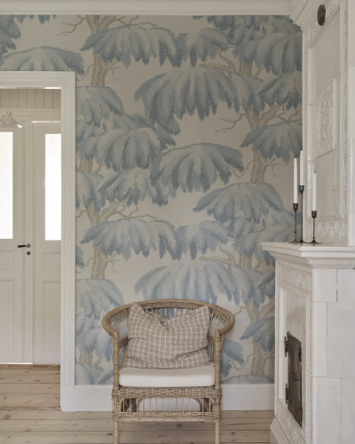 Tapet cu design floral albastru într-o cameră elegantă