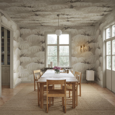 Tapet bej cu design floral delicat într-o sufragerie luminoasă.