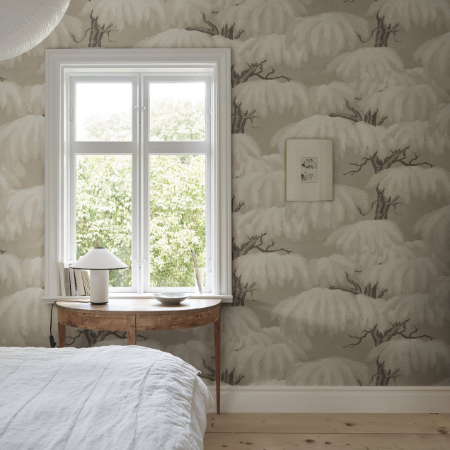 Tapet bej cu design floral delicat într-o sufragerie luminoasă.