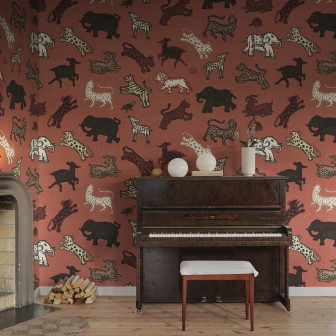 Tapet cu model animalier pe fond roșu