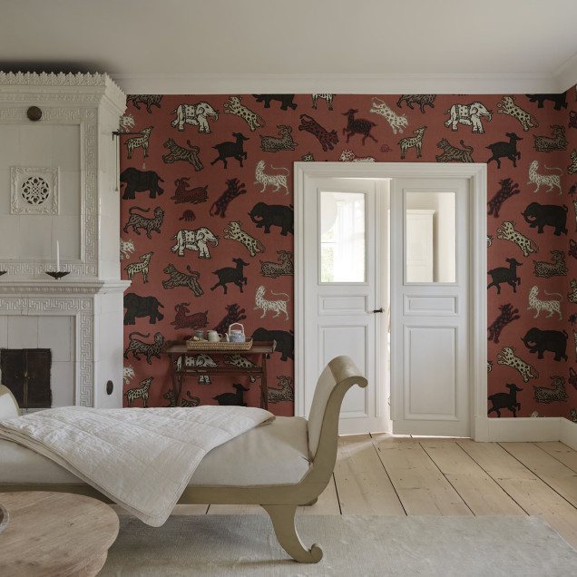 Tapet cu model animalier pe fond roșu