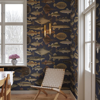 Tapet cu design scandinav cu pești pe fundal bleumarin