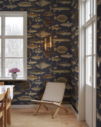 Tapet cu design scandinav cu pești pe fundal bleumarin