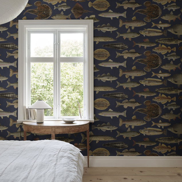 Tapet cu design scandinav cu pești pe fundal bleumarin