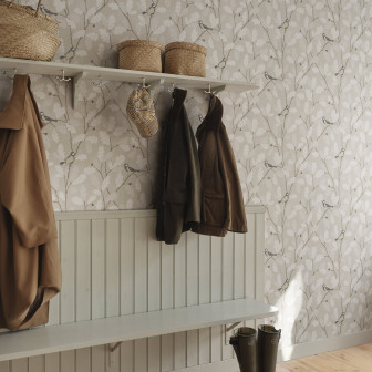 Tapet bej cu design de păsări și frunze într-un hol amenajat