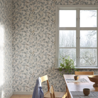 Tapet cu model floral albastru deschis într-o cameră luminoasă