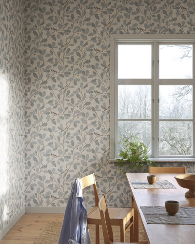 Tapet cu model floral albastru deschis într-o cameră luminoasă
