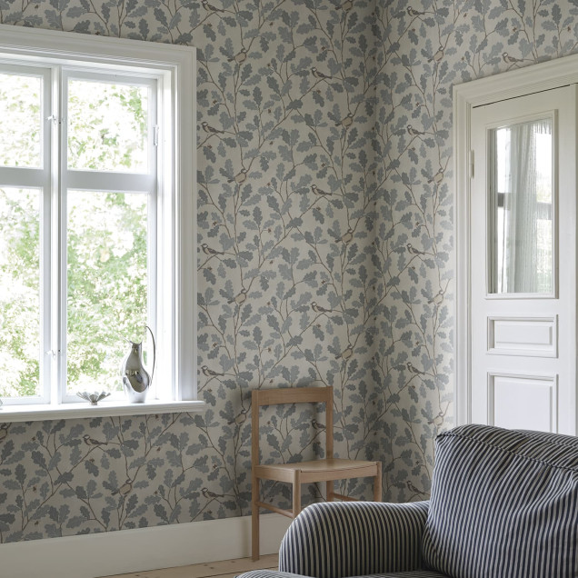 Tapet cu model floral albastru deschis într-o cameră luminoasă