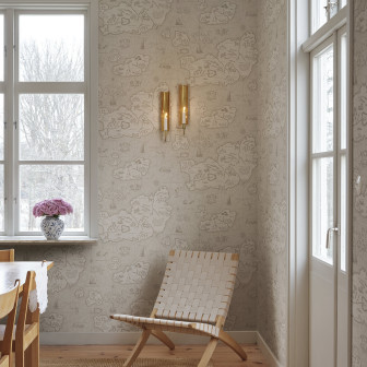 Tapet bej cu design de hărți vechi într-o cameră luminoasă