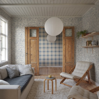 Tapet cu hărți albastre într-o cameră decorată