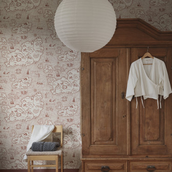 Tapet cu design hărți stilizate, nuanță burgundă, decor interior