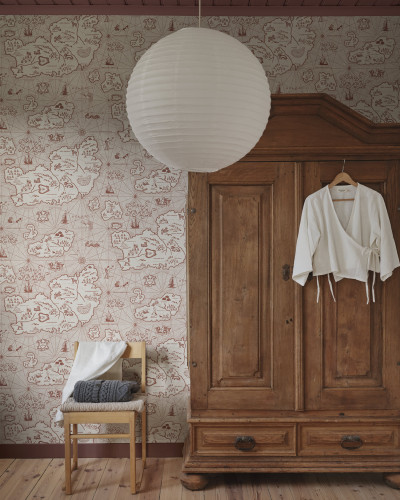 Tapet cu design hărți stilizate, nuanță burgundă, decor interior