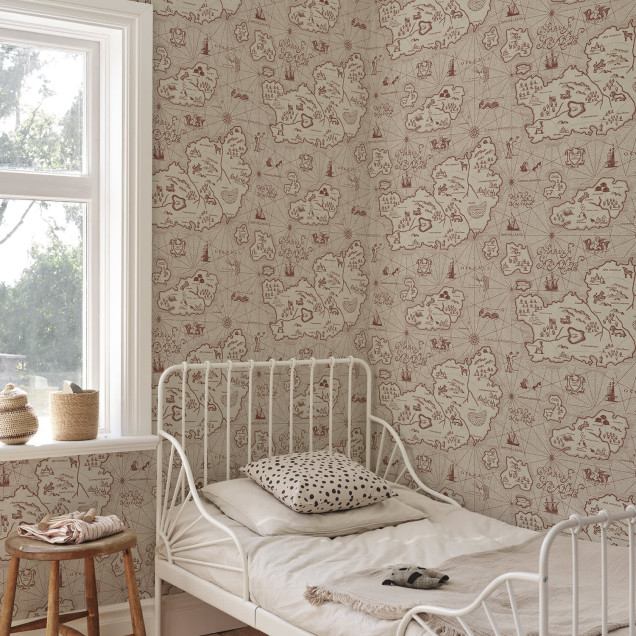 Tapet cu design hărți stilizate, nuanță burgundă, decor interior