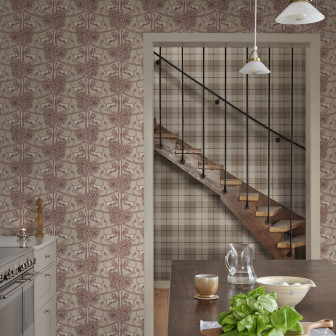 Tapet burgundy cu model subtil în interiorul unei bucătării.