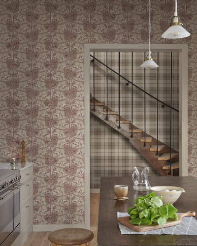Tapet burgundy cu model subtil în interiorul unei bucătării.