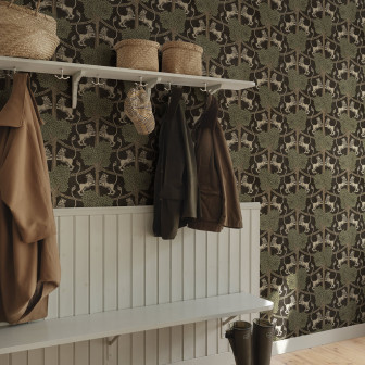 Tapet cu motive florale și animale stilizate într-un hol primitor