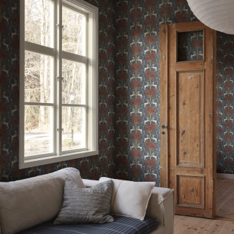 Tapet cu motive clasice albastre și maro într-o cameră decorată