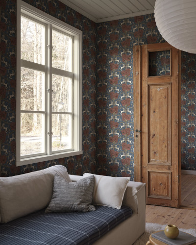 Tapet cu motive clasice albastre și maro într-o cameră decorată