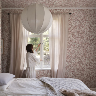 Dormitor decorat cu fototapet mural floral roșu