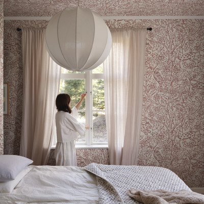 Dormitor decorat cu fototapet floral roșu