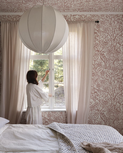 Dormitor decorat cu fototapet floral roșu