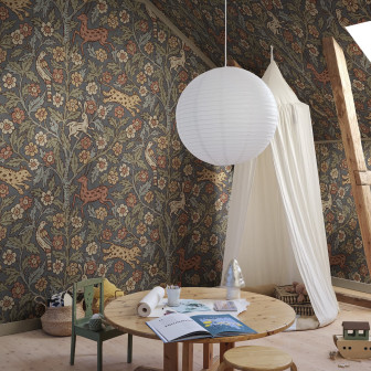 Tapet mural cu motive florale și animale în nuanțe de albastru clasic într-o cameră de joacă