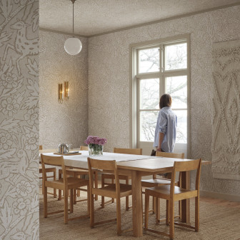 Tapet floral cu design elegant într-o sufragerie luminoasă