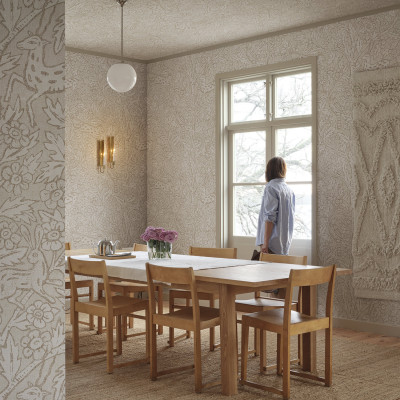 Tapet floral cu design elegant într-o sufragerie luminoasă
