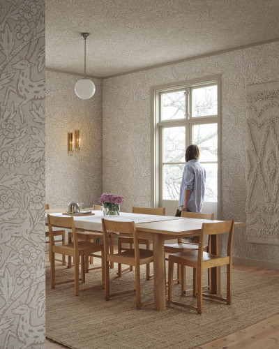 Tapet floral cu design elegant într-o sufragerie luminoasă