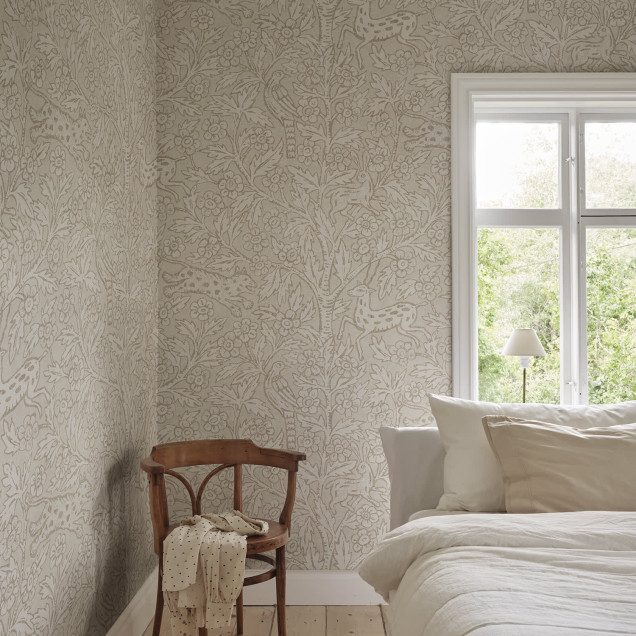 Tapet floral cu design elegant într-o sufragerie luminoasă