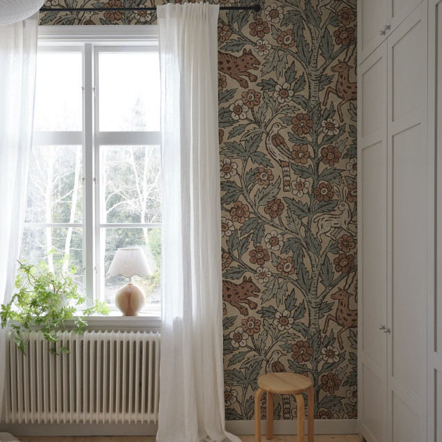 Tapet cu motive florale și animale stilizate într-o cameră decorată