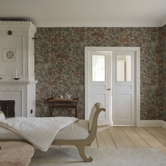 Tapet cu motive florale și animale stilizate într-o cameră decorată