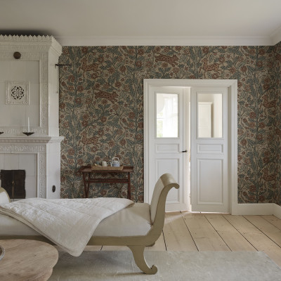 Tapet cu motive florale și animale stilizate într-o cameră decorată