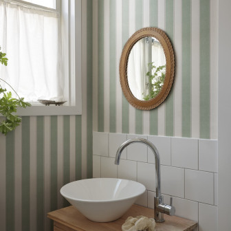 Tapet cu dungi verzi și albe într-o baie