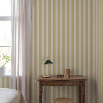 Tapet cu dungi galbene într-un interior elegant