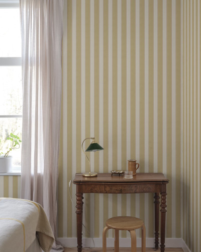 Tapet cu dungi galbene într-un interior elegant