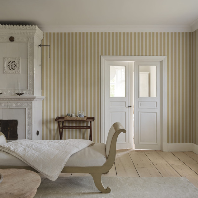 Tapet cu dungi galbene într-un interior elegant