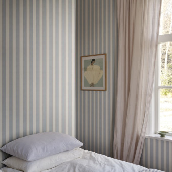 Tapet cu dungi verticale albastru deschis în dormitor