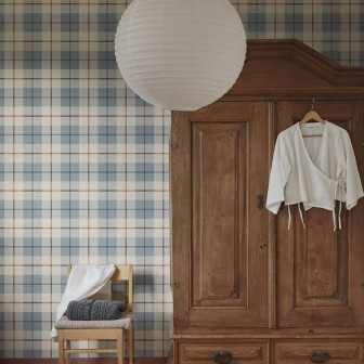 Tapet cadrilat albastru deschis pe un perete intr-o camera cu mobilier vintage