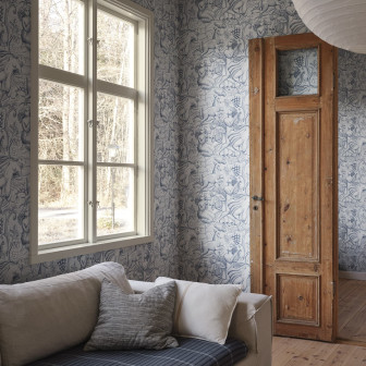 Tapet albastru deschis cu model elegant într-o cameră decorată