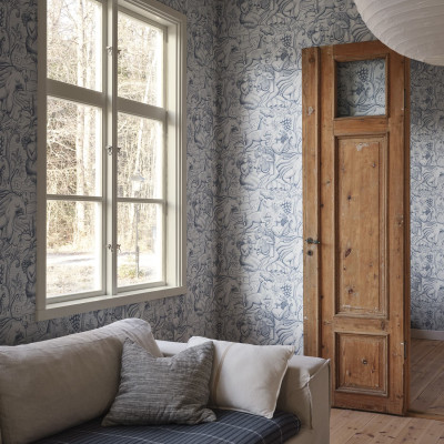 Tapet albastru deschis cu model elegant într-o cameră decorată